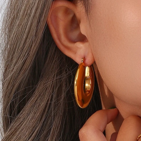 New Chunky 18K PVD Gold Plated Hollow Flat Hoop Earrings - Picture 1 of 8